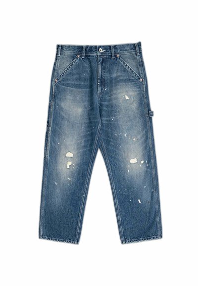 Jeans in denim con un colore blu sbiadito, caratterizzati da una vestibilità rilassata, toppe strappate e dettagli di schizzi di vernice bianca. Design classico a cinque tasche.