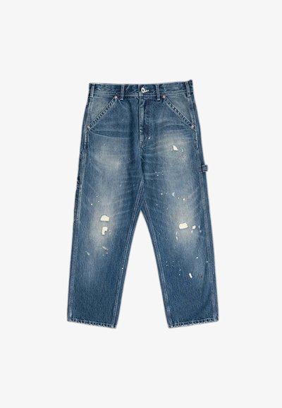 Jeans in denim con un colore blu sbiadito, caratterizzati da una vestibilità rilassata, toppe strappate e dettagli di schizzi di vernice bianca. Design classico a cinque tasche.