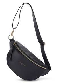 Černá kožená crossbody taška s křivkovým tvarem, zlatým zipem a značkováním. Obsahuje odnímatelný popruh a strukturovaný povrch.