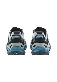 Zwart-en-blauwe sport schoenen met een mesh bovenwerk, een gevoerde zool en een uitgesproken profiel voor grip. Logo prominent weergegeven op de hiel.
