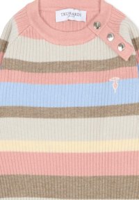 Gestreepte trui in pastelkleuren, waaronder roze, blauw, crème en bruin; geribbelde textuur; drie zilveren knopen op de schouder.