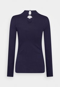 Långärmad topp i mörk marinblå tyg med en figursydd design. Har ett runt uttag vid nacklinjen bak och en slät textur.