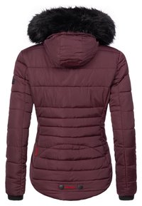 Chaqueta acolchada burdeos con capucha de pelaje sintético negro desmontable, puños acanalados y sutiles patrones de acolchado en la parte posterior. Lleva un parche con el logo.