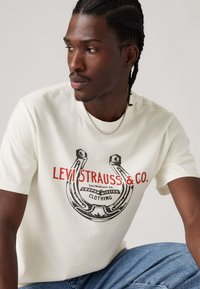 Levi's® RELAXED FIT - Printtipaita - egret