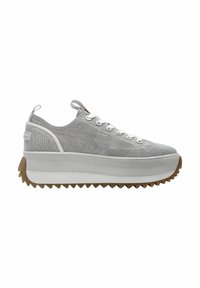 Grå canvas sneakers med en texturerad yta, vita accenter, rund tå och en tjock vit plattformssula med taggig brun sula.