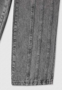 Tessuto di denim grigio con un motivo strutturato, caratterizzato da dettagli di cuciture verticali e un orlo pulito nella parte inferiore.