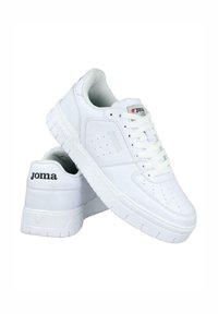 Zapatillas deportivas blancas con parte superior de cuero liso, puntera redonda, detalles perforados y suela de goma gruesa. Presentan la marca "Joma" en el talón y la lengüeta.
