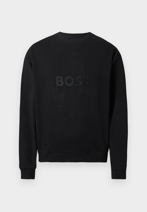 Juodas džemperis su apvaliu kaklu, ribinėmis rankogaliais ir apačia, puoštas tekstūruotu „BOSS“ logotipu bei sudėtingu dizainu tamsiai atspalviu.