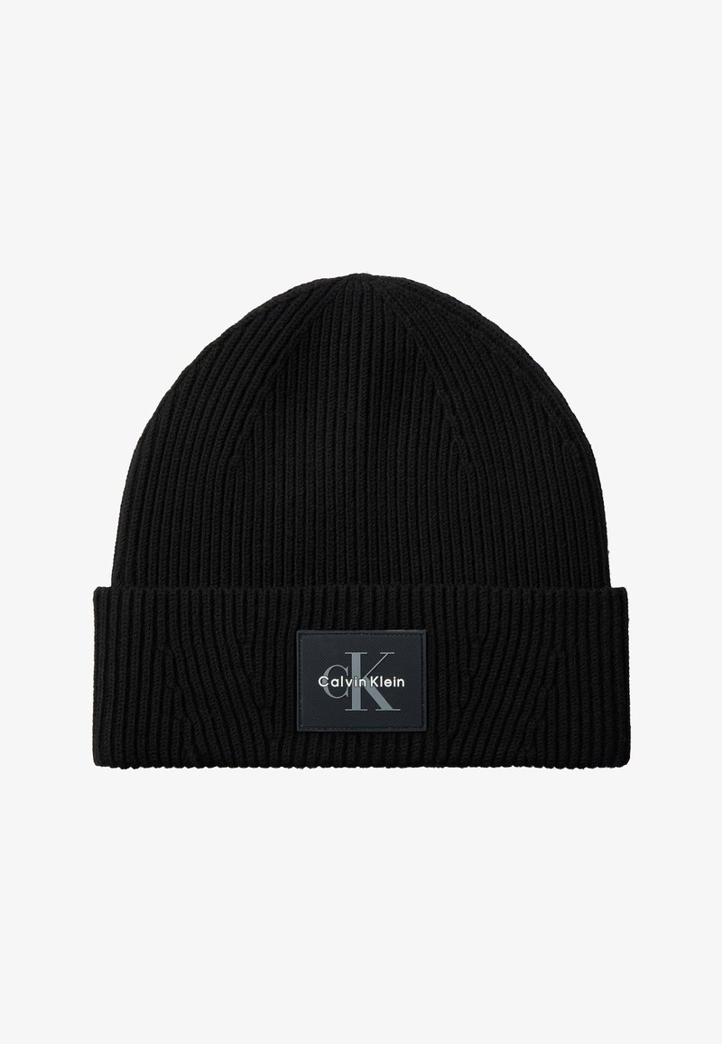 Bonnet en maille côtelée noire avec revers, orné d'un patch noir avec lettres et texte gris du logo Calvin Klein.