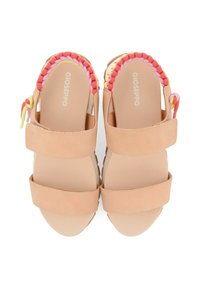 Sandalias de color durazno con una suela acolchada, dos correas anchas y un acento trenzado multicolor en el talón trasero.