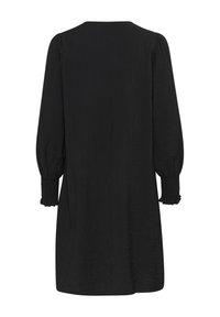 Robe noire avec de longues manches bouffantes et des poignets smockés, fabriquée en tissu texturé, elle tombe au milieu des cuisses avec un col rond et une encolure au dos.
