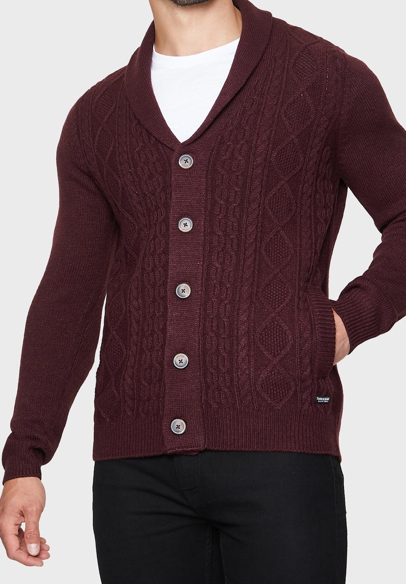 Burgundská pletená cardigan s šálovým límcem, obsahující strukturovaný vzor, pět knoflíkových zapínání a postranní kapsy.