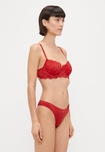 Sutien roșu din dantelă cu suport, având modele florale delicate și bretele ajustabile. Asortat cu chiloți roșii netezi, potriviți.