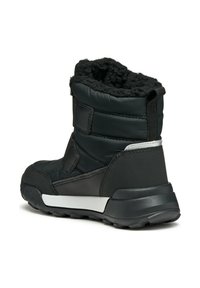 Botín de invierno aislante negro con correas de Velcro, suela texturizada y forro de felpa, diseñado para ofrecer comodidad en climas fríos.