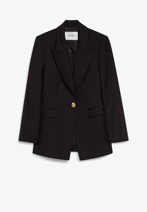 Črni usklajen blazer z vrhnjimi reverji, enojnim zlatim gumbom, dvema žepoma z loputo in satensko podlogo. Gladek material; strukturiran kroj.