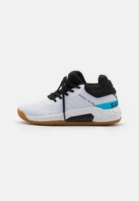 Zapatilla deportiva blanca con detalles en negro y suela de goma. Presenta materiales de malla y sintéticos, logotipo en el talón y cordones planos negros.