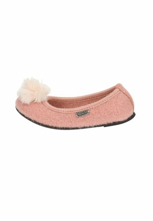 Ballet flat in felt rosa con un soffice pompon sulla punta, texture morbida e design curvo. Presenta una suola in gomma nera e dettagli cuciti.