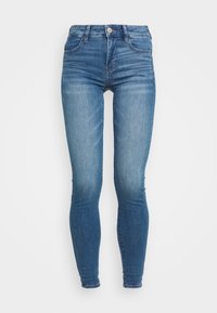 Skinny Jeans aus hellblauem Denim mit einem ausgewaschenen Finish, Knopfverschluss, Gürtelschlaufen und zwei vorderen Taschen, die eine glatte Textur aufweisen.