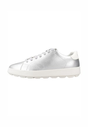 Sneakers metallici argento con una texture liscia, punta rotonda e suola bianca. Presentano un design con lacci e un branding minimalista sul tallone.