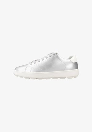 Srebrne metaliczne sneakersy o gładkiej fakturze, okrągłym nosku i białej podeszwie. Posiadają sznurowany design oraz minimalistyczne logo na pięcie.