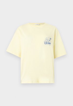 Maglietta giallo chiaro a maniche corte con un piccolo disegno blu di una lumaca e la scritta "SLOW DOWN Take it easy" sul lato sinistro del petto.