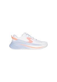 Scarpa da ginnastica Skechers bianca e azzurra chiara con dettagli pesca, chiusura con lacci e suola spessa e ammortizzata, vista laterale su sfondo bianco.