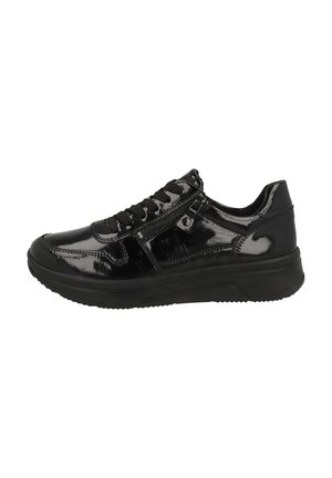 Schwarze Lackledersneaker mit strukturiertem Obermaterial, Schnürung vorne, seitlichem Reißverschluss und dicker schwarzer Gummisohle.