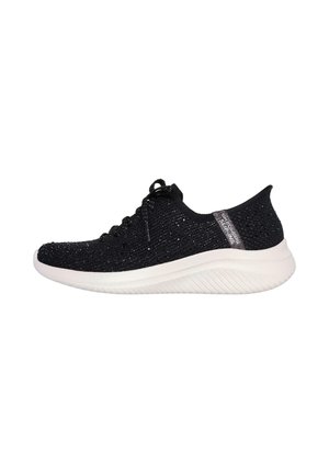 Zapatilla negra de punto con cordones y suela blanca, con etiqueta de tela "Skechers Slip-ins" en el talón, mostrada en perfil lateral.