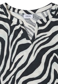 Encolure de chemise avec rayures zébrées noires et blanches, détail en encoches et étiquette de marque "CECIL" visible à l’intérieur du col.
