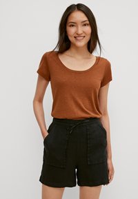 comma REGULAR - Shorts - black