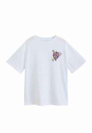 Biały t-shirt z krótkim rękawem z małym kolorowym nadrukiem dyskotekowej kuli i gwiazdy na lewej stronie klatki piersiowej.