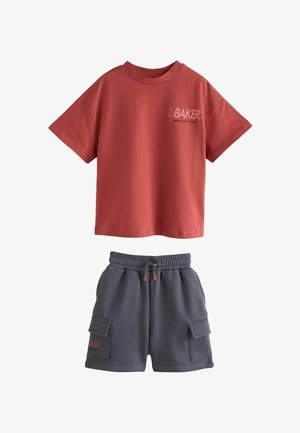 Baker by Ted Baker REGULAR FIT - OVERSIZED GRAPHIC T-SHIRT AND SHORTS SET . - Træningsbukser - red charcoal