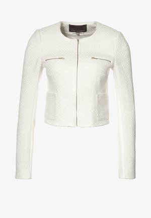 Chaqueta blanca texturizada para mujer con mangas largas, cuello redondo, cremallera frontal y dos bolsillos horizontales en el pecho con cremallera.