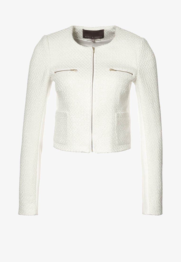Veste blanche texturée pour femme avec manches longues, col rond, fermeture éclair à l'avant et deux poches horizontales zippées sur la poitrine.