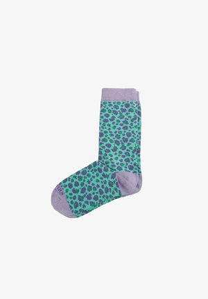 Calcetines verdes con un estampado de leopardo en púrpura, con un puño y una punta de color púrpura claro acanalados. Fabricados en un material textil suave.
