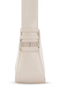 Borsa a spalla in finta pelle beige morbido con hardware in tono argento, base stretta e tracolla piatta. Presenta una chiusura con zip e dettagli di cucitura discreti.