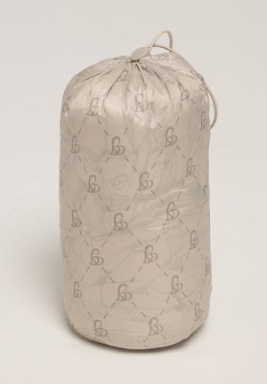 Beżowa torba na przechowywanie z materiału, z sznurkiem do ściągania i subtelnym wzorem z splecionych liter. Gładka tekstura, cylindryczny kształt.