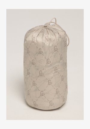 Beżowa torba na przechowywanie z materiału, z sznurkiem do ściągania i subtelnym wzorem z splecionych liter. Gładka tekstura, cylindryczny kształt.