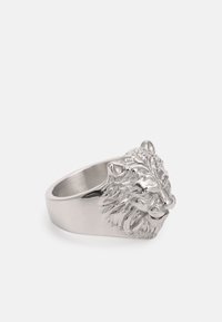 Sölv ring med lejonhuvud, med detaljerad pälsstruktur, en slät ring och ett framträdande lejonansikte som prydnadsdetalj på framsidan.