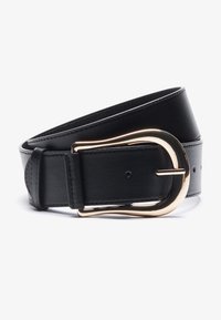 Zwart leren riem met een gebogen gouden metalen gesp, met een gladde afwerking en gelijkmatig verdeelde gaatjes voor aanpassing.