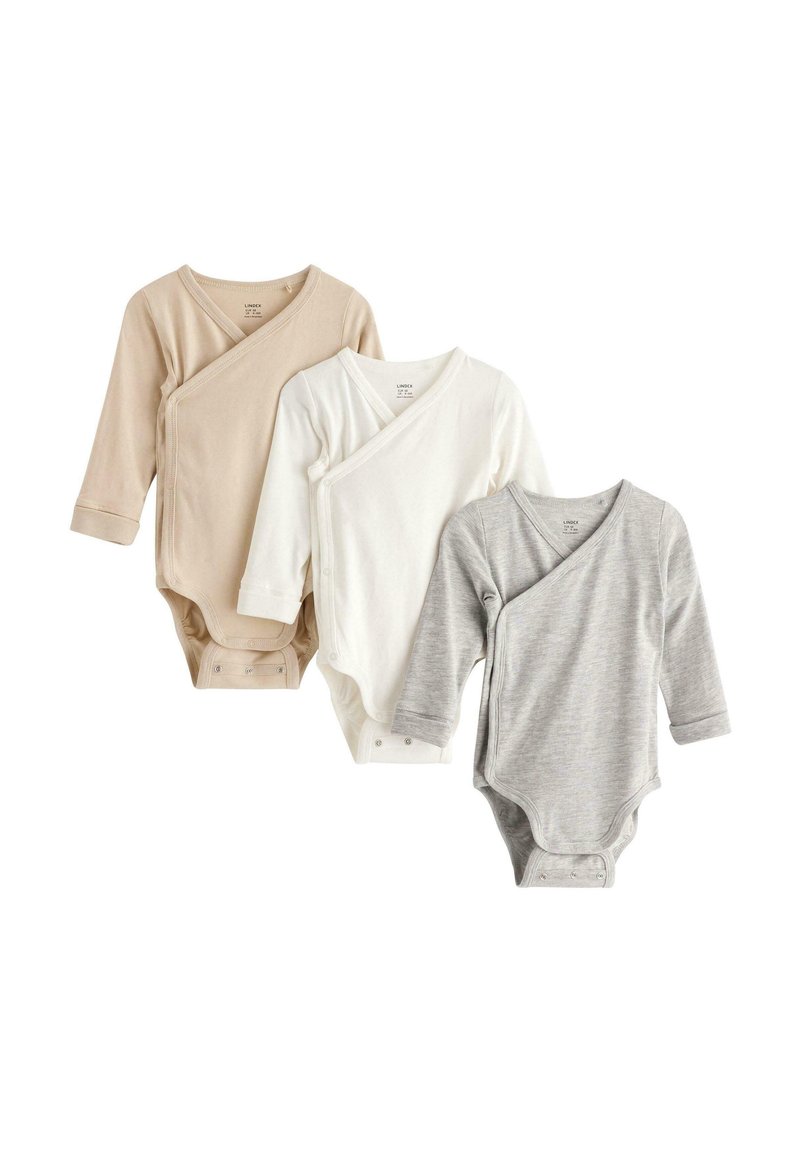 Drei langärmelige Baby-Bodysuits in Beige, Weiß und Grau. Jeder Bodysuit hat ein Wickeldesign und Druckknöpfe am unteren Ende. Aus weichem Baumwollstoff.