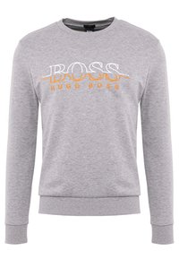 Šedá mikina vyrobená z bavlněné směsi s dlouhými rukávy, žebrovanými manžetami a výstřihem. Obsahuje vyšívané logo "BOSS" v bílé a oranžové barvě.