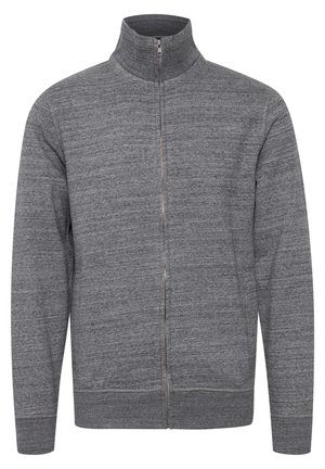 Harmaa vetoketjullinen huppari, jossa on korkea kaulus, teksturoitu pinta, ribboitujen hihansuiden ja helman yksityiskohdat sekä keskitetty vetoketjusuljenta.