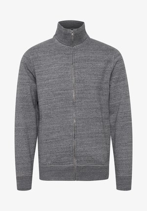 Sudadera gris con cremallera, que presenta un cuello alto, un patrón texturizado, puños y dobladillo acanalados, y un cierre central con cremallera.