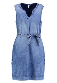 Džínové šaty s výst řihem do V, bez rukávů, s páskem v pase a postranními kapsami; mají střední modrou barvu a mírně texturovanou látku.