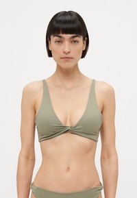 Olíva zöld bikini felső háromszög formájú kialakítással és csavaros részlettel a középen; sima, rugalmas anyagból készült, vékony pántokkal.