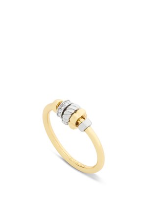 Anillo de banda dorada con cuentas texturizadas de plata y oro, una cuenta adornada con pequeñas piedras transparentes, exhibido sobre fondo blanco.