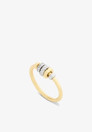 Anillo de banda dorada con cuentas texturizadas de plata y oro, una cuenta adornada con pequeñas piedras transparentes, exhibido sobre fondo blanco.