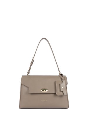 Taupe leren handtas met verstelbare band, voorflap met sluiting van goudkleurig metaal en eraan bevestigd klein bijpassend tasje.