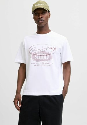 Witte katoenen t-shirt met een grafische print in roze en grijs. Ronde hals, korte mouwen, losse pasvorm, met de tekst "creativiteit VERBINDEN OVER afstanden."
